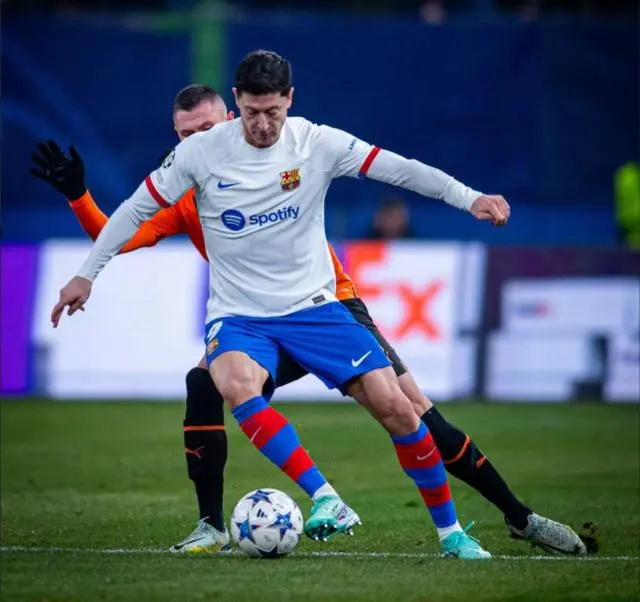 包含莱万多夫斯基爆冷击败C9，回归赛场引爆全场！的词条